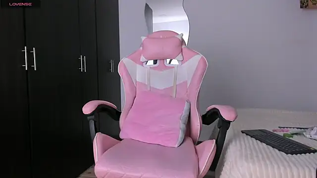 kendal hot01 online show from April 7, 7:04 pm