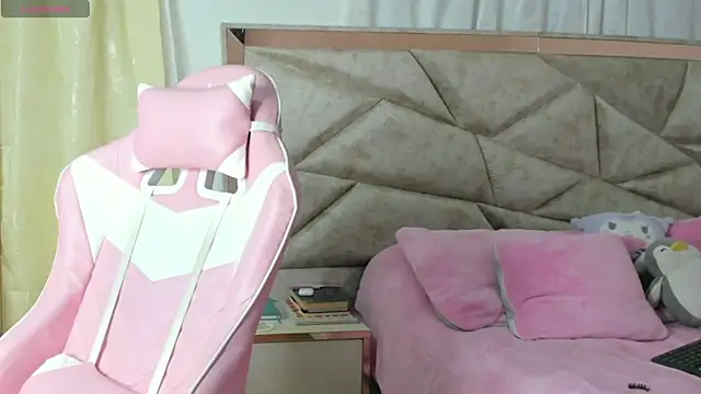 Snapshot of kendal_hot01 chatting on October 30, 12:14 pm kendal hot01 online show from October 30, 12:14 pm