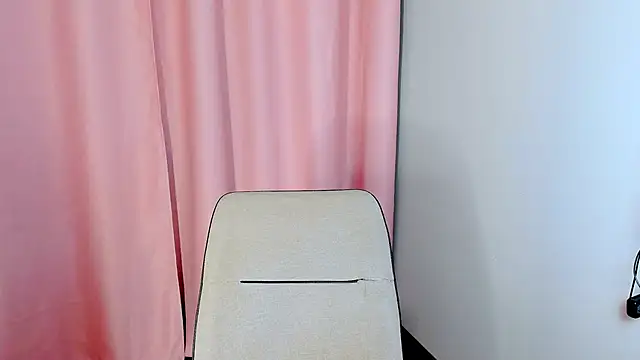 Snapshot of yoi_mika chatting on October 4, 10:00 pm yoi mika online show from October 4, 10:00 pm