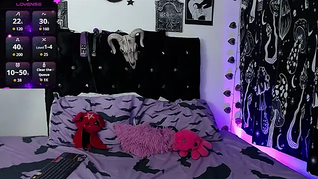 Snapshot of mayaREDdoll chatting on October 31, 5:37 am mayaREDdoll online show from October 31, 5:37 am