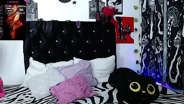 mayaREDdoll online show from May 14, 1:24 am