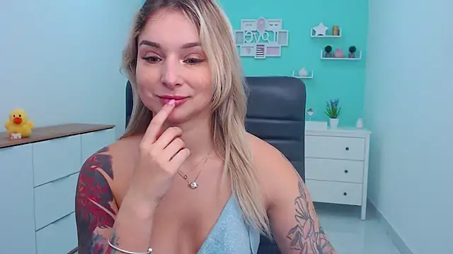 LilFleurish online show from December 16, 5:44 am