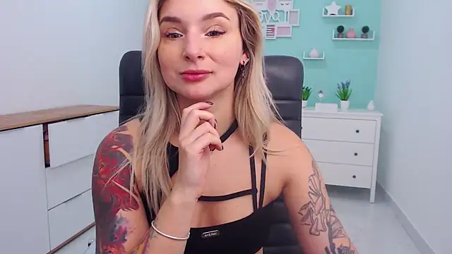 Snapshot of LilFleurish chatting on November 26, 5:18 am LilFleurish online show from November 26, 5:18 am