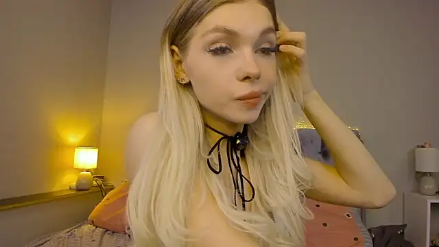 Snapshot of Blondy_Fina chatting on June 20, 6:18 am Blondy Fina online show from June 20, 6:18 am