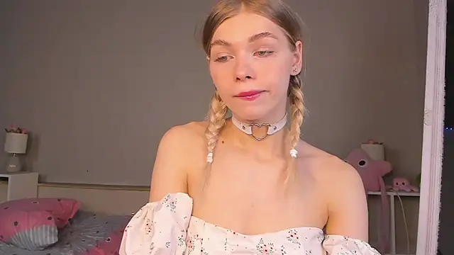Snapshot of Blondy_Fina chatting on June 9, 5:19 am Blondy Fina online show from June 9, 5:19 am