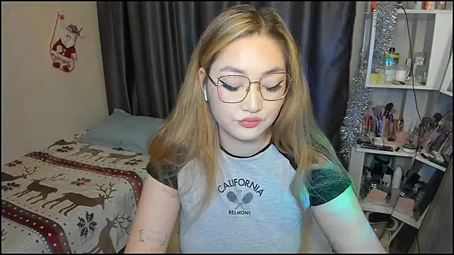 lyra x online show from December 18, 8:23 pm