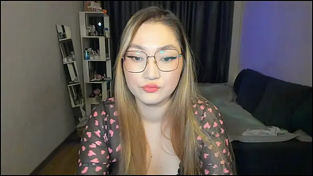 lyra x online show from April 9, 5:30 pm