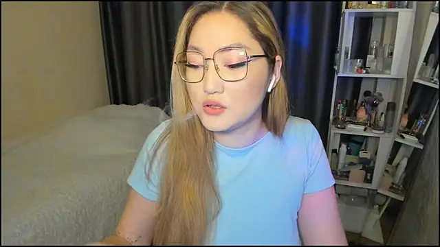 lyra x online show from February 9, 3:10 pm