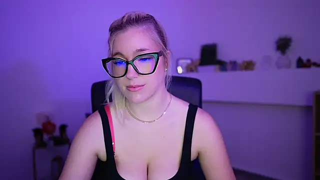 leokitty  online show from April 15, 1:37 pm