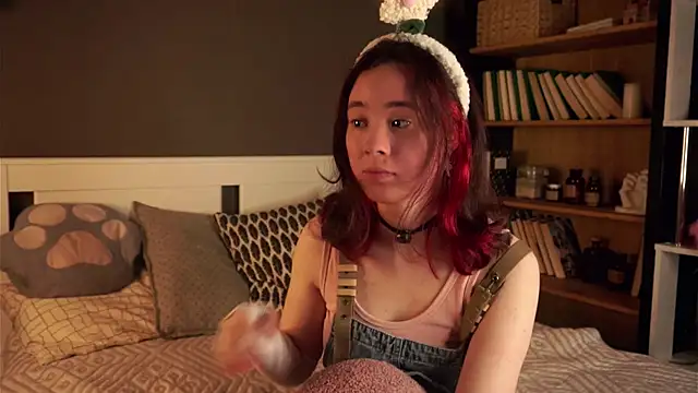 Snapshot of AlbertaClack chatting on November 5, 11:13 am AlbertaClack online show from November 5, 11:13 am