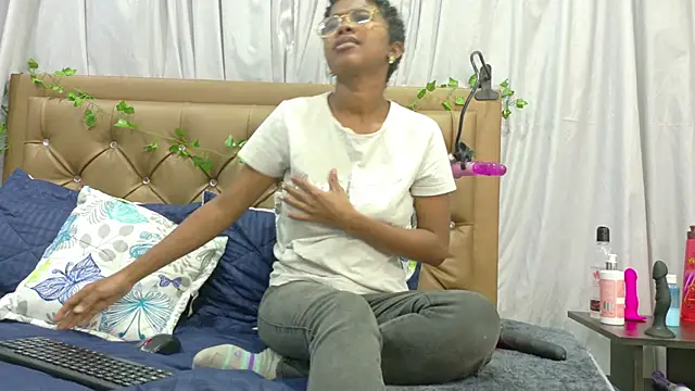 Snapshot of didoelizabeth chatting on September 24, 12:55 pm didoelizabeth online show from September 24, 12:55 pm