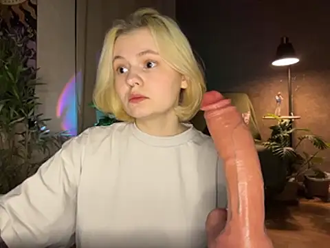 Snapshot of MoonIvy_ chatting on June 23, 7:23 pm MoonIvy online show from June 23, 7:23 pm