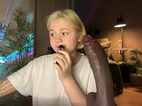 MoonIvy  online show from March 22, 7:48 pm