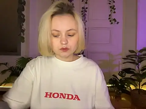 Snapshot of MoonIvy_ chatting on July 16, 7:55 pm MoonIvy online show from July 16, 7:55 pm