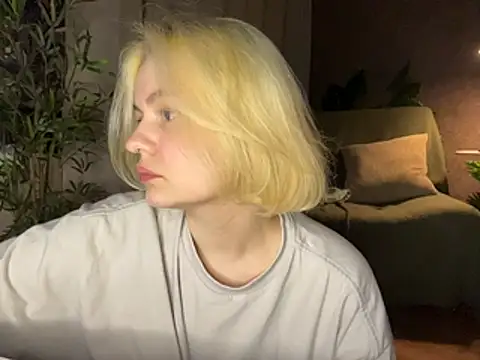 Snapshot of MoonIvy_ chatting on June 8, 7:36 pm MoonIvy online show from June 8, 7:36 pm