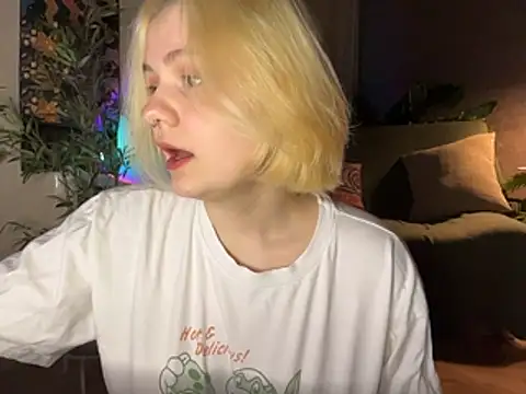 Snapshot of MoonIvy_ chatting on April 30, 6:48 pm MoonIvy online show from April 30, 6:48 pm