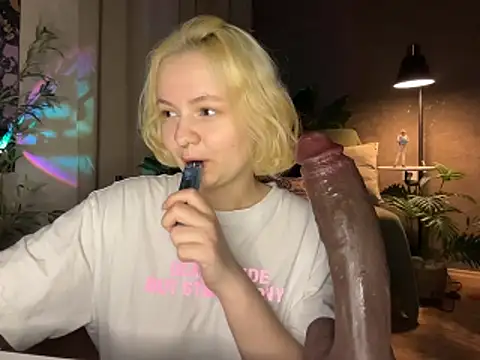 Snapshot of MoonIvy_ chatting on June 2, 7:36 pm MoonIvy online show from June 2, 7:36 pm