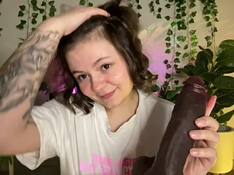 Snapshot of MoonIvy_ chatting on February 5, 6:37 pm MoonIvy online show from February 5, 6:37 pm