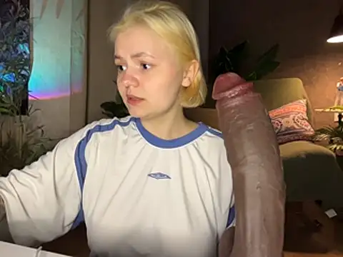 MoonIvy  online show from April 12, 7:06 pm