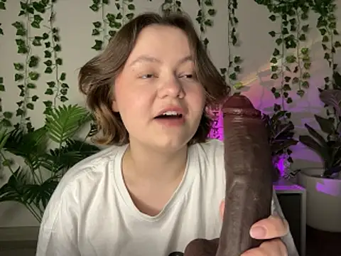 Snapshot of MoonIvy_ chatting on January 16, 7:18 pm MoonIvy online show from January 16, 7:18 pm