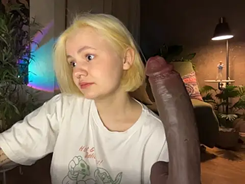 Snapshot of MoonIvy_ chatting on May 1, 7:19 pm MoonIvy online show from May 1, 7:19 pm