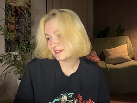 Snapshot of MoonIvy_ chatting on June 12, 7:11 pm MoonIvy online show from June 12, 7:11 pm