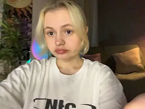 Snapshot of MoonIvy_ chatting on June 26, 8:03 pm MoonIvy online show from June 26, 8:03 pm