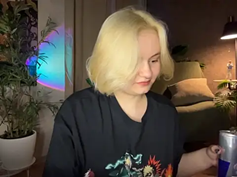 Snapshot of MoonIvy_ chatting on May 10, 7:16 pm MoonIvy online show from May 10, 7:16 pm
