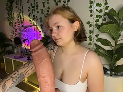 Snapshot of MoonIvy_ chatting on February 15, 7:02 pm MoonIvy online show from February 15, 7:02 pm