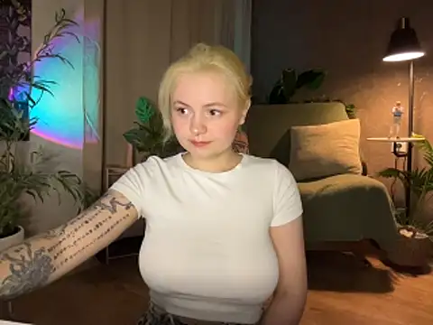 Snapshot of MoonIvy_ chatting on May 8, 7:17 pm MoonIvy online show from May 8, 7:17 pm
