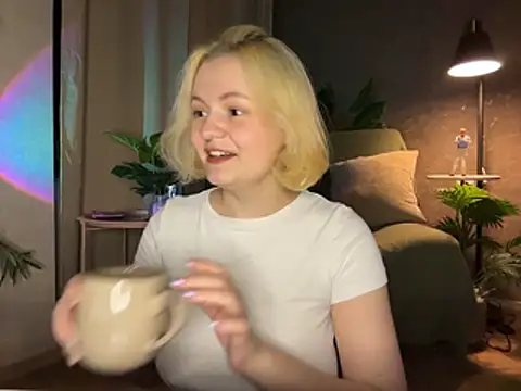 Snapshot of MoonIvy_ chatting on June 7, 7:19 pm MoonIvy online show from June 7, 7:19 pm