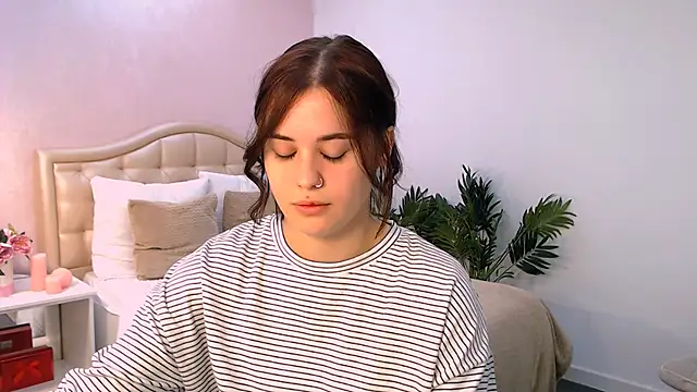 lil angel  online show from November 28, 9:09 am