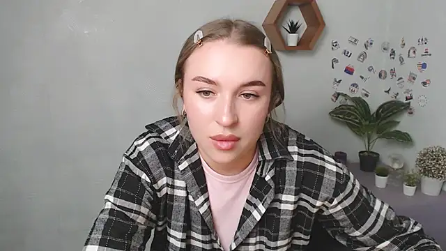 JuliaTopp  online show from September 26, 10:44 am
