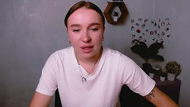 JuliaTopp  online show from September 17, 7:10 am