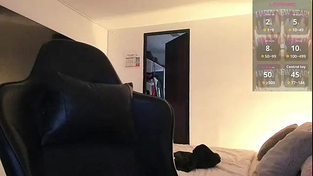 Snapshot of RJBarto chatting on February 26, 1:05 am RJBarto online show from February 26, 1:05 am