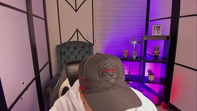 Snapshot of IsaacBlack_ chatting on October 22, 4:23 am IsaacBlack online show from October 22, 4:23 am