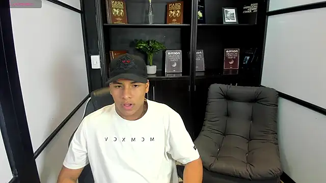 Snapshot of IsaacBlack_ chatting on October 30, 4:33 am IsaacBlack online show from October 30, 4:33 am