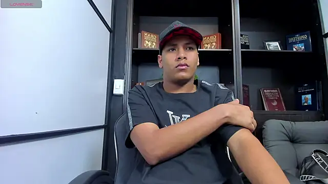 Snapshot of IsaacBlack_ chatting on November 1, 4:08 am IsaacBlack online show from November 1, 4:08 am