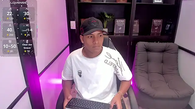 Snapshot of IsaacBlack_ chatting on October 28, 9:08 am IsaacBlack online show from October 28, 9:08 am