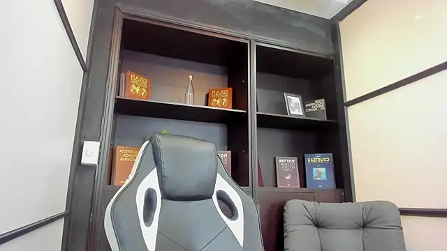 Snapshot of IsaacBlack_ chatting on October 23, 4:22 am IsaacBlack online show from October 23, 4:22 am