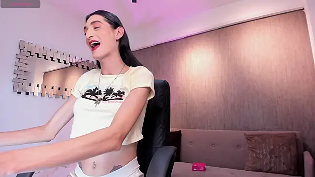 Snapshot of lily_cash1 chatting on October 31, 7:32 pm lily cash1 online show from October 31, 7:32 pm