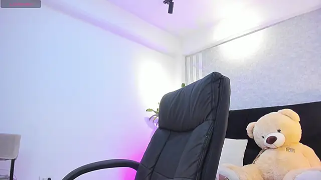 Snapshot of lily_cash1 chatting on November 28, 2:17 pm lily cash1 online show from November 28, 2:17 pm