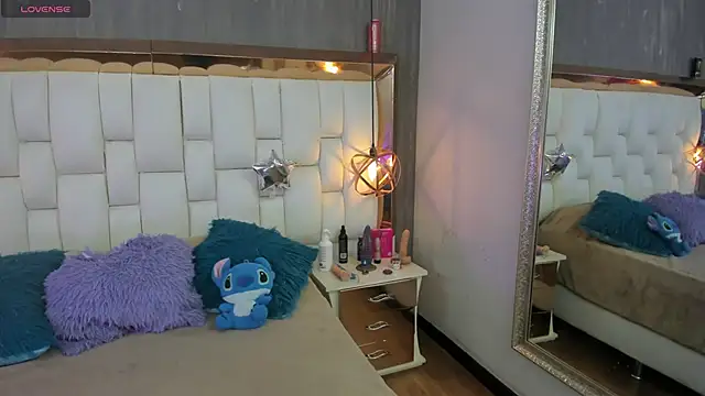 Foxxy Doll online show from May 4, 2:42 pm