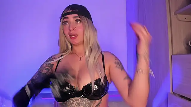 scarlett Collinss online show from November 8, 5:00 am