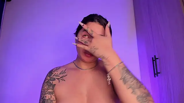 Snapshot of scarlett_Collinss chatting on January 7, 10:26 pm scarlett Collinss online show from January 7, 10:26 pm