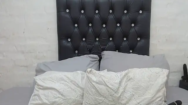 Snapshot of GlowGoddessxx chatting on December 23, 10:03 am GlowGoddessxx online show from December 23, 10:03 am