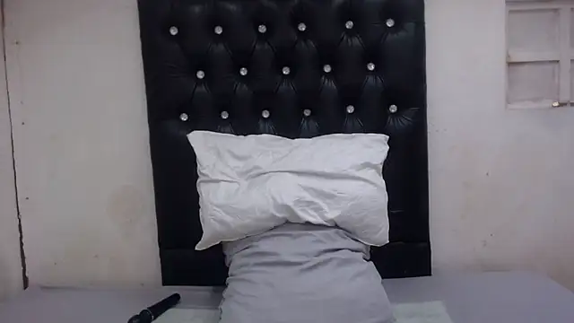 GlowGoddessxx online show from March 4, 5:37 am