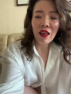 Snapshot of anna_yngs chatting on June 4, 3:33 am anna yngs online show from June 4, 3:33 am