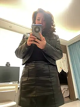 anna yngs online show from February 13, 1:22 pm