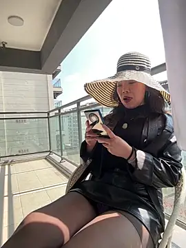 anna yngs online show from March 2, 3:29 am